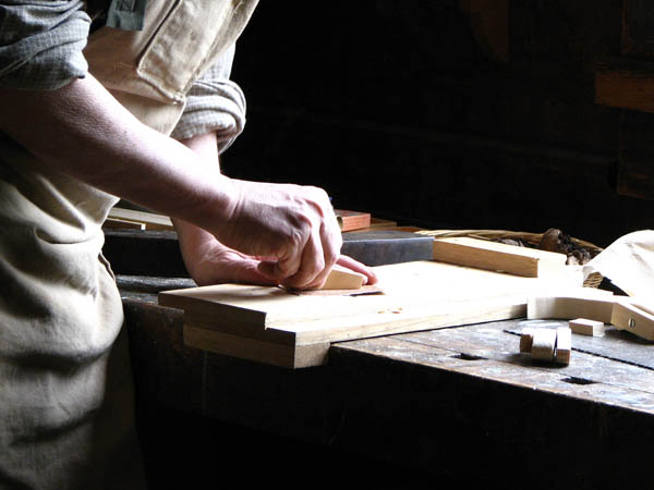 Ofrecemos un servicio de <strong>carpintería  de madera y ebanistería en Aigües</strong> adaptado a las necesidades del <strong>cliente</strong>.